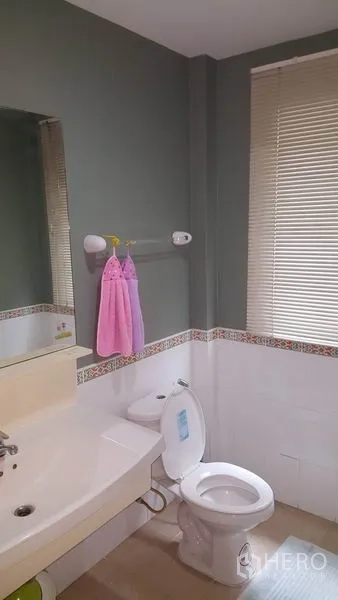 บ้าน ขายในMueang Nonthaburi, Nonthaburi - ห้องน้ำสะอาด อ่างล้างหน้า กระจก สุขภัณฑ์ และมู่ลี่หน้าต่าง