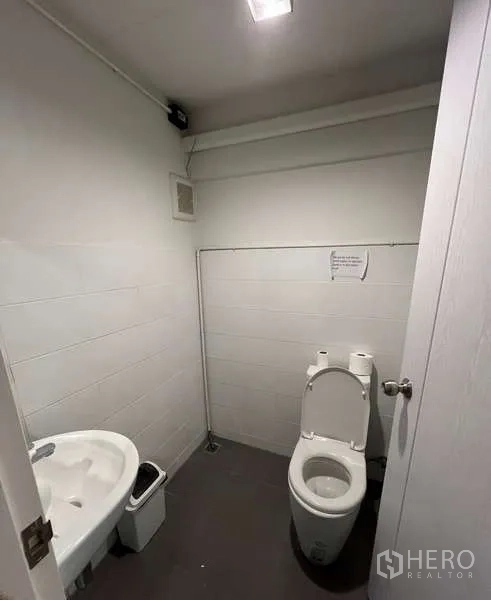 อาคารพาณิชย์ ขายในSuan Luang, Bangkok - ห้องน้ำขนาดกะทัดรัดโทนขาว พร้อมอ่างล้างหน้าและโถสุขภัณฑ์