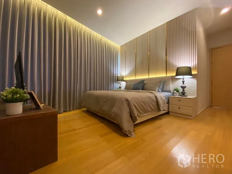 คอนโด ให้เช่าในWatthana, Bangkok - ห้องนอนใหญ่พร้อมไฟบรรยากาศ โคมตั้งพื้น และผ้าม่านเต็มความสูง