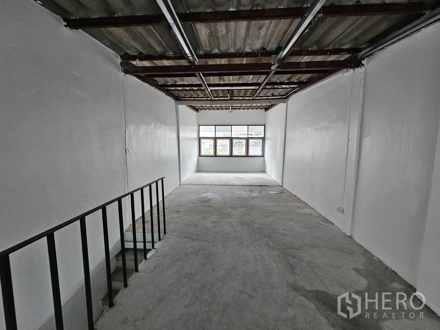 สำนักงานที่บ้าน ให้เช่าในKhlong Toei, Bangkok - ชั้นบนฝ้าโครงเปลือย พร้อมหน้าต่างด้านหน้า