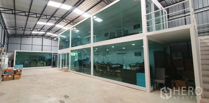 คลังสินค้า ให้เช่าในBang Kapi, Bangkok - มุมมองยาวของออฟฟิศกั้นกระจกภายในโกดัง เหลือพื้นที่ปฏิบัติงานกว้าง