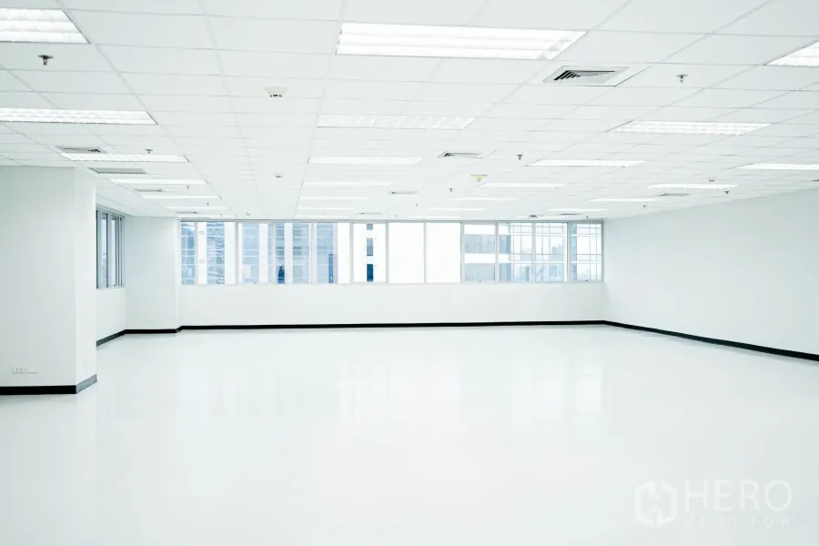 สำนักงาน ให้เช่าในWatthana, Bangkok - สำนักงานโล่งผนังกระจกยาว ไฟเพดานตาราง และโทนภายในสีขาวสะอาด.