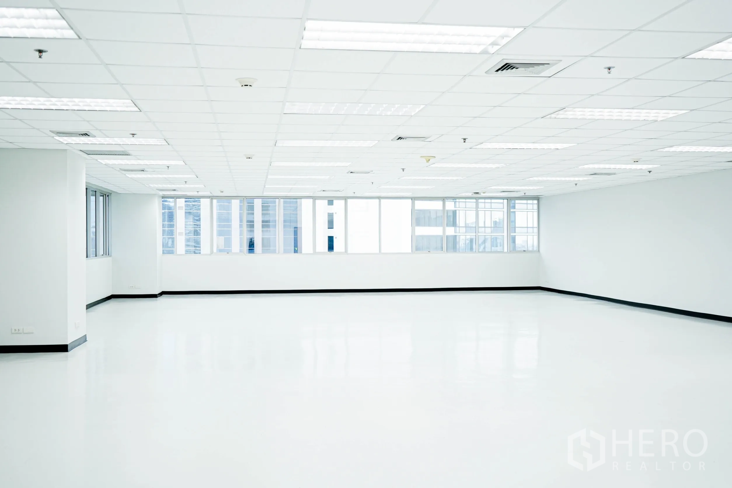 สำนักงาน ให้เช่าในWatthana, Bangkok - สำนักงานโล่งผนังกระจกยาว ไฟเพดานตาราง และโทนภายในสีขาวสะอาด.