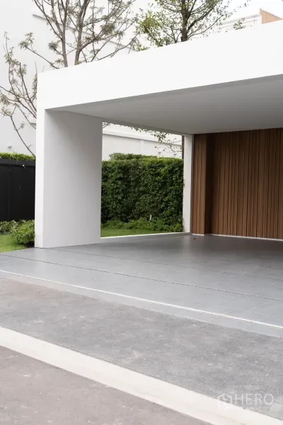 Detached House for rent in Saphan Sung, Bangkok - Spacious covered carport with minimalist white frame and wood accent wall