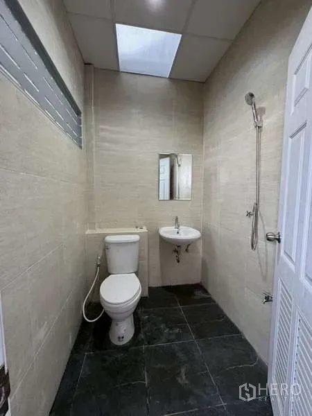 货栈 出租在Bang Phli, Samut Prakan - 仓库内洁净的瓷砖卫生间，配坐便、洗手盆与淋浴