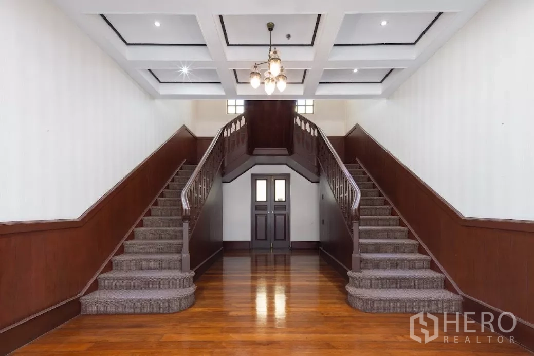 พื้นที่ขายปลีก ให้เช่าในBang Rak, Bangkok - โถงกลางบันไดคู่ใหญ่ เพดานหลุม และงานไม้คลาสสิก