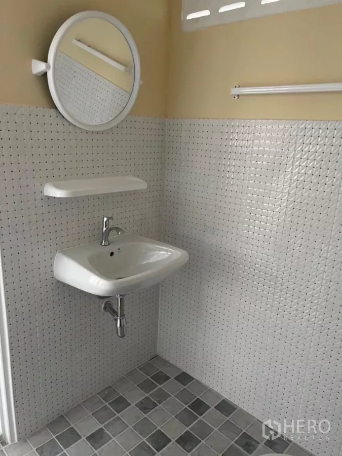 คลังสินค้า ให้เช่าในBang Kruai, Nonthaburi - มุมอ่างล้างมือและกระจกในห้องน้ำปูกระเบื้องภายในโกดัง สะอาดใช้งานง่าย