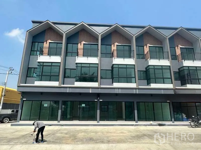 สำนักงานที่บ้าน ขายในBang Yai, Nonthaburi - ด้านหน้าตึกทรงหน้าจั่ว กระจกเต็มบาน ลานจอดรถกว้างหน้าอาคาร