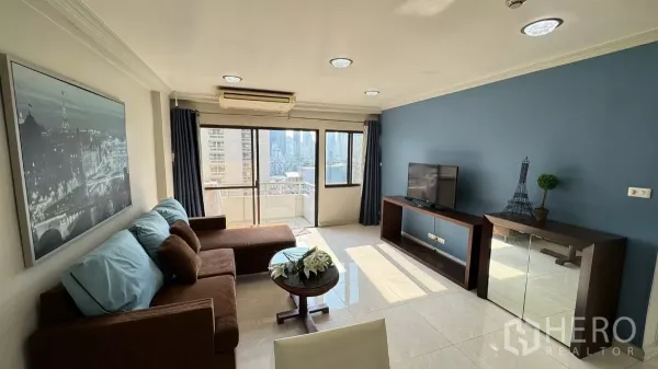 คอนโด ให้เช่าในKhlong Toei, Bangkok - ผนังทีวีกับพื้นที่นั่งเล่น เปิดสู่ระเบียงชมวิวเมือง