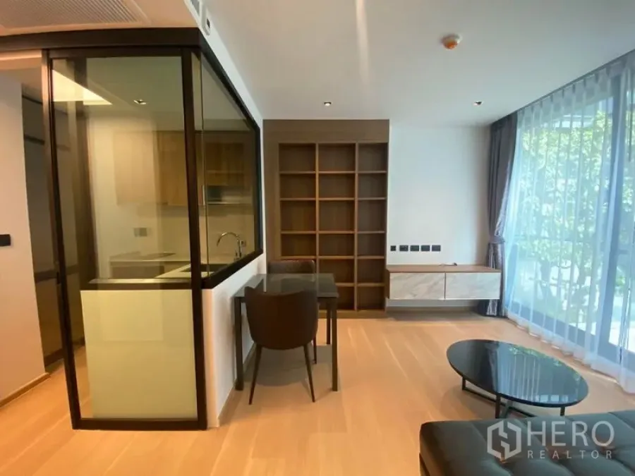 公寓 出租在Watthana, Bangkok - 开放式客餐厅，玻璃围合厨房与纱帘落地窗