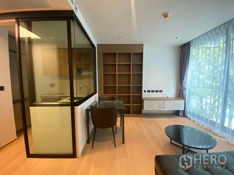 公寓 出租在Watthana, Bangkok - 开放式客餐厅，玻璃围合厨房与纱帘落地窗