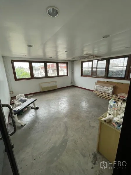 คลังสินค้า ให้เช่าหรือขายในBang Bon, Bangkok - ห้องสำนักงานชั้นบน มีหน้าต่างรอบด้าน และพื้นคอนกรีตเปลือย