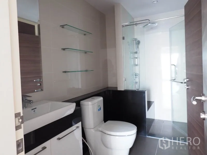 公寓 出租在Yan Nawa, Bangkok - 现代卫浴，玻璃淋浴间、白色洗手台与置物架