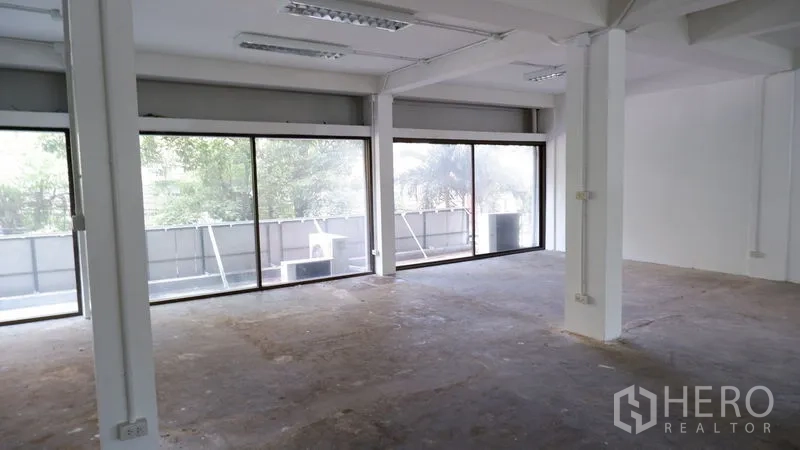 办公空间 出租在Watthana, Bangkok - 开放办公室，三扇宽窗与室外绿意景观。