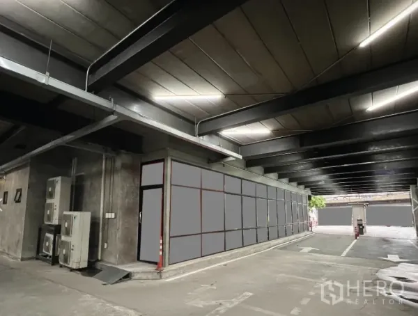 零售空间 出租在Ratchathewi, Bangkok - 带顶通道与工业风天花，玻璃店面与空调机组