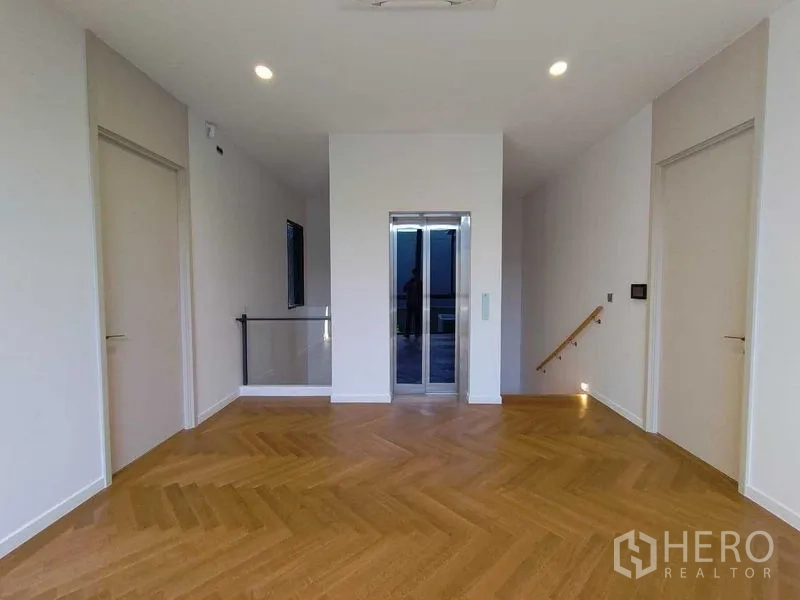 บ้าน ให้เช่าในWang Thonglang, Bangkok - โถงชั้นสอง พร้อมลิฟต์และพื้นไม้โทนอุ่น