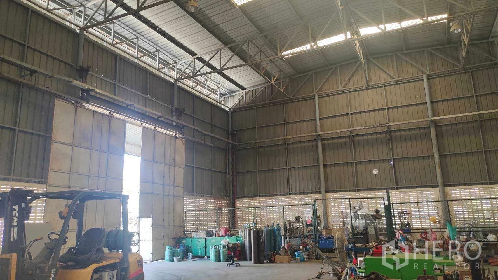 工厂 出售在Nikhom Phatthana, Rayong - 在用办公区，配办公桌、电脑与书架。