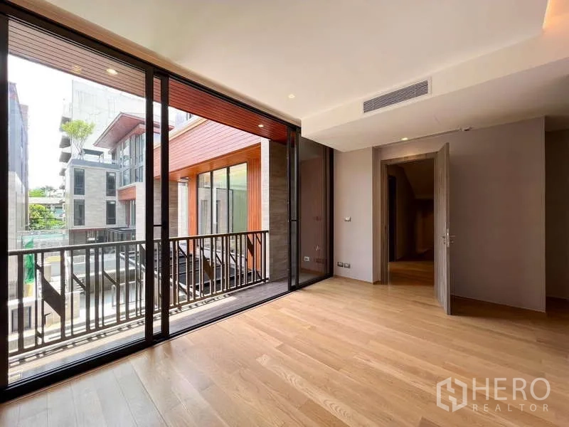 บ้าน ขายในYan Nawa, Bangkok - ห้องนอนพร้อมประตูกระจกบานเลื่อน เปิดสู่ระเบียงมีชายคา