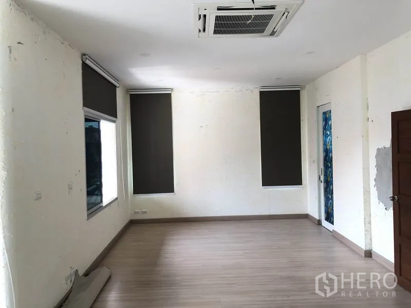 สำนักงานที่บ้าน ให้เช่าในWang Thonglang, Bangkok - ห้องอเนกประสงค์พร้อมแอร์คาสเซ็ต หน้าต่าง และผนังโทนเรียบพร้อมต่อเติม