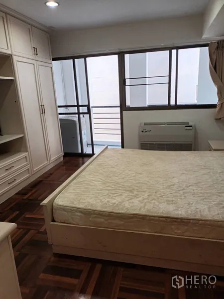 คอนโด ให้เช่าในDin Daeng, Bangkok - ห้องนอนพร้อมเตียง แอร์ ประตูกระจกสไลด์ออกระเบียง และตู้เก็บของบิลท์อิน