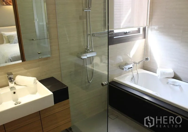 อพาร์ทเมนท์ ให้เช่าในKhlong Toei, Bangkok - ห้องน้ำสว่างด้วยหน้าต่าง อ่างล้างหน้า กั้นอาบน้ำกระจก และอ่างอาบน้ำ