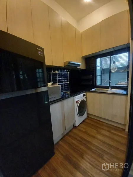 ทาวน์เฮาส์ ให้เช่าในSuan Luang, Bangkok - ครัวบิลท์อิน โทนไม้อ่อน ท็อปสีดำ มีหน้าต่าง ตู้เย็น และเครื่องซักผ้า