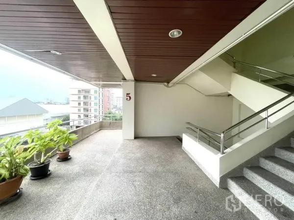 สำนักงาน ให้เช่าในKhlong Toei, Bangkok - โถงชั้น 5 พื้นที่เปิดโล่ง พร้อมบันได กระถางต้นไม้ และวิวเมือง