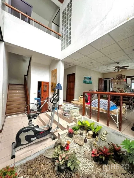 บ้าน ขายในYan Nawa, Bangkok - ภายในแบบสเต็ปเลเวลพร้อมแปลงปลูกต้นไม้ในบ้าน บันได และมุมออกกำลังกาย