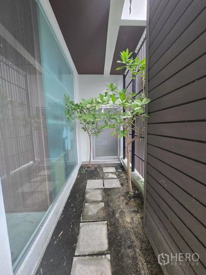 สำนักงาน ให้เช่าในPrawet, Bangkok - ทางเดินสวนด้านข้าง ปูแผ่นทางเท้า มีต้นไม้เล็กติดผนังกระจก