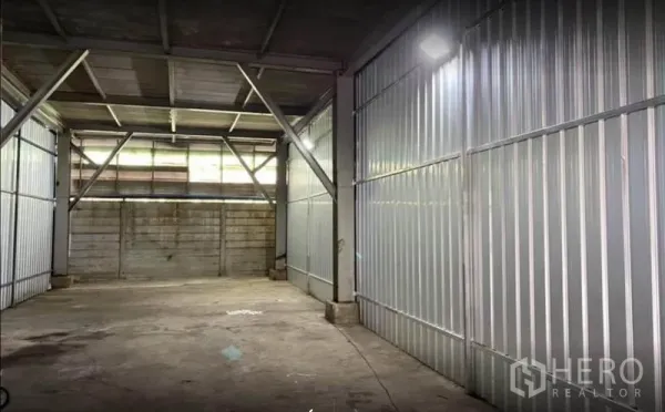 Warehouse for rent in Phra Samut Chedi, Samut Prakan - Steel-frame warehouse interior with metal cladding, concrete floor and roof skylight panels in Samut Prakan.
