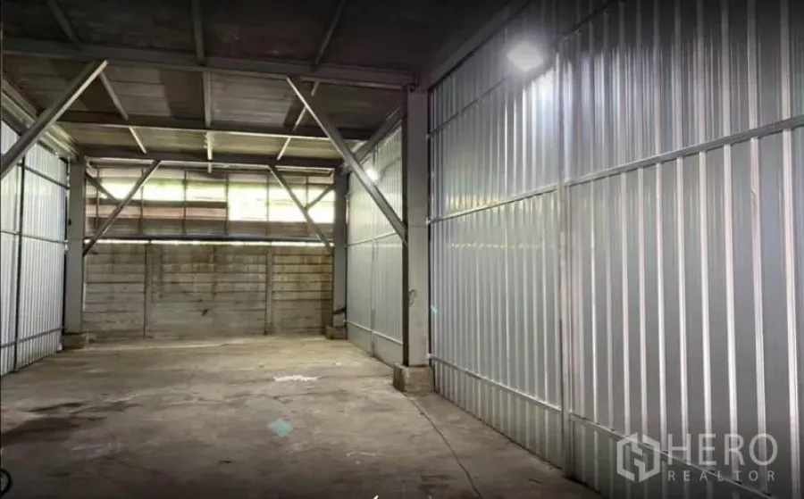 Warehouse for rent in Phra Samut Chedi, Samut Prakan - Steel-frame warehouse interior with metal cladding, concrete floor and roof skylight panels in Samut Prakan.