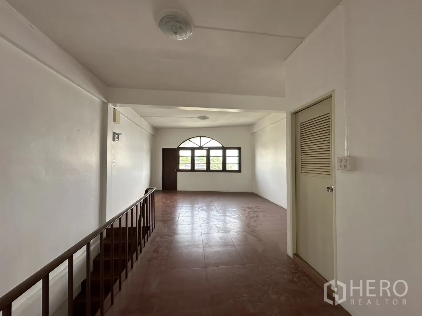 店屋 for rent in Phra Khanong, Bangkok - 走廊通向带拱窗的房间视角。