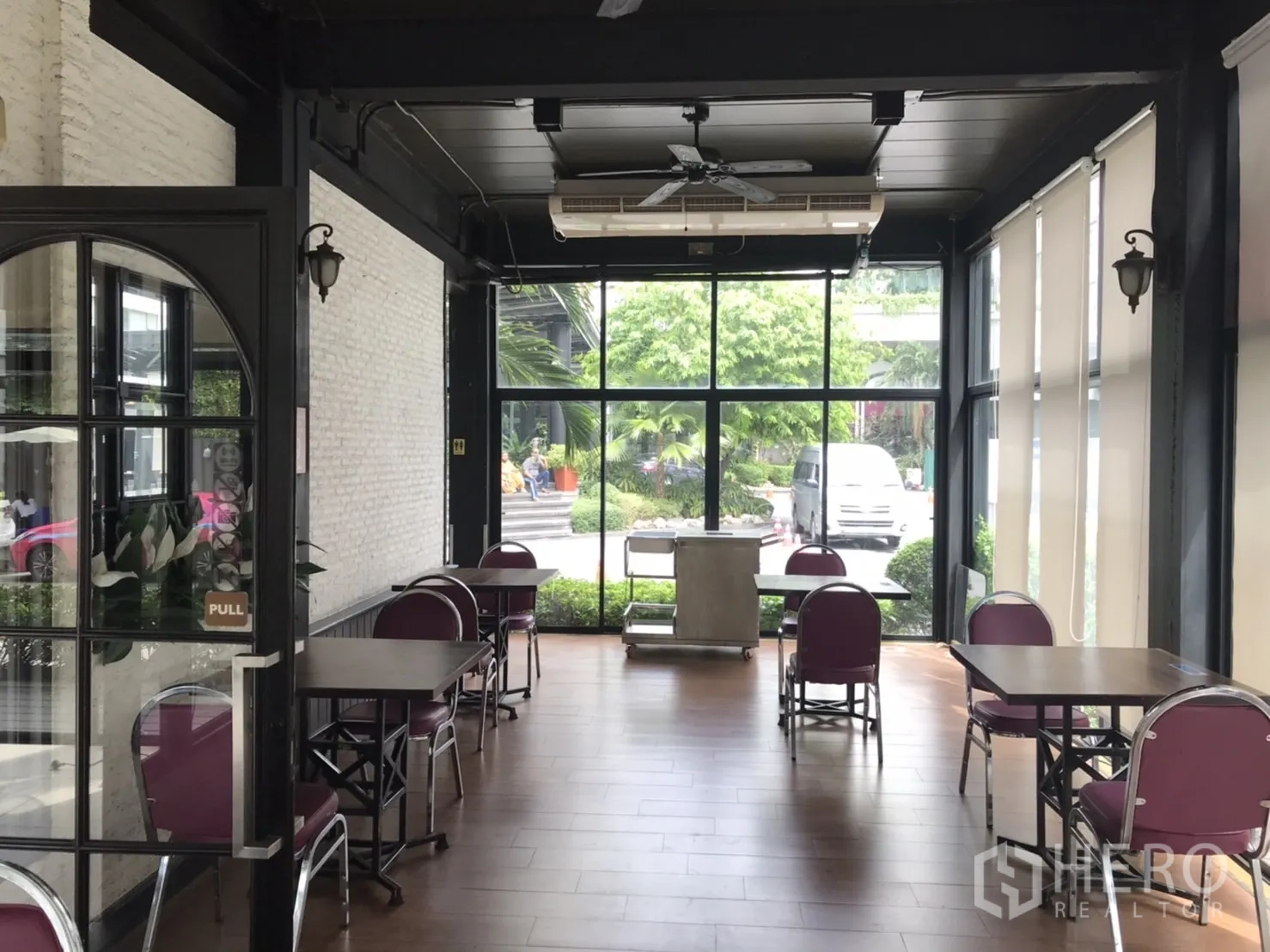 พื้นที่ขายปลีก ให้เช่าในKhlong Toei, Bangkok - โถงนั่งรับประทานสว่าง โปร่ง กระจกสูง โต๊ะเก้าอี้ และพื้นไม้