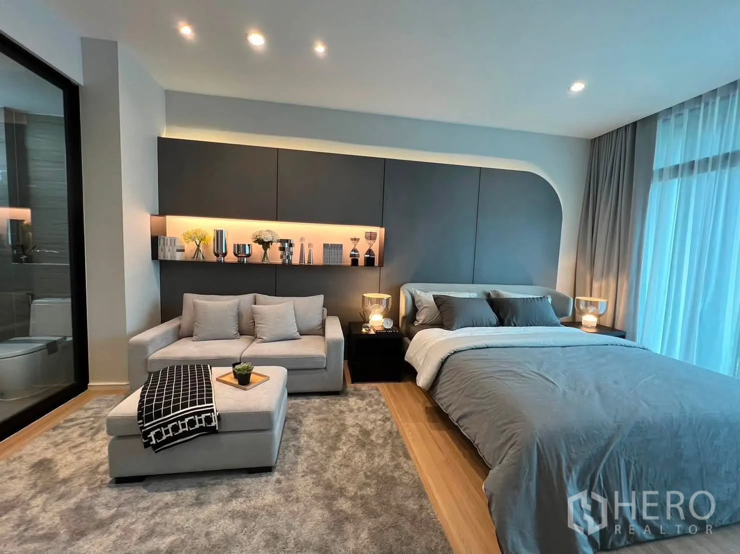 Townhouse for rent in Saphan Sung, Bangkok - Master suite featuring king bed, sofa lounge, and a soft area rug.