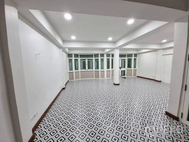 อาคารพาณิชย์ ให้เช่าในBang Rak, Bangkok - ห้องกว้างพื้นกระเบื้องลาย พร้อมหน้าต่างทรงเบย์และเสากลาง