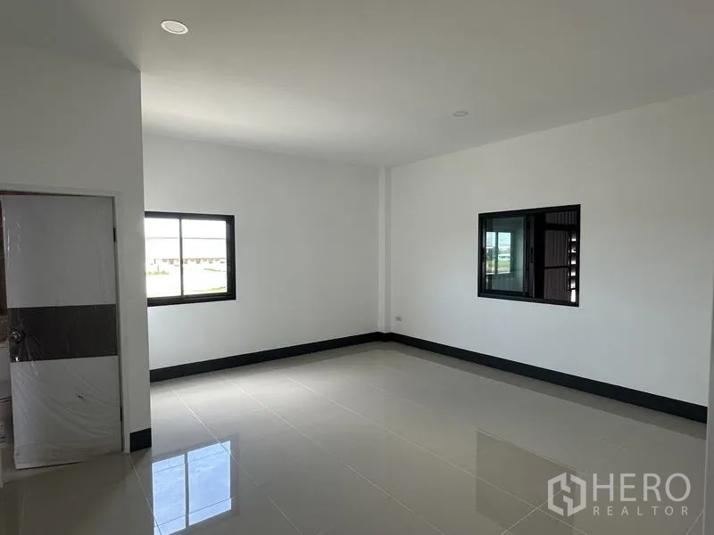 工厂 出租或出售在Sai Noi, Nonthaburi - 二楼办公室，带窗户和通往独立卫生间的门。