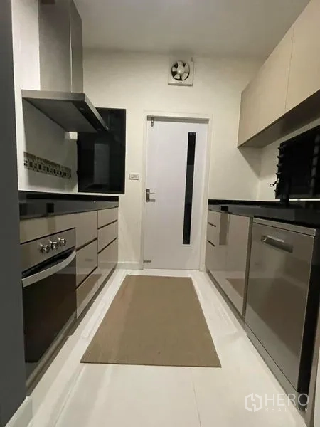 Detached House for rent in Bang Phli, Samut Prakan - Fully fitted Western kitchen with built-in oven, hob and ample cabinetry