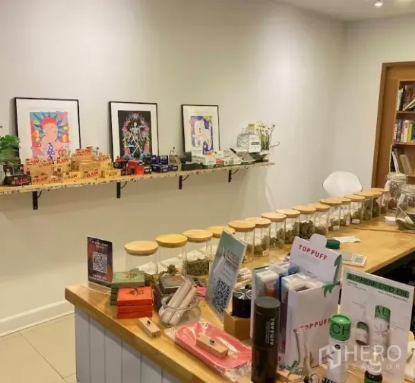 อาคารพาณิชย์ ให้เช่าในWatthana, Bangkok - ขวดสินค้าเรียงบนเคาน์เตอร์ พร้อมภาพงานศิลป์บนผนังสีขาว