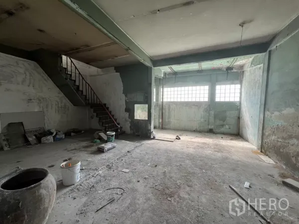 店屋 出售在Suan Luang, Bangkok - 一层毛坯空间，带楼梯与高窗，可按需二次装修。