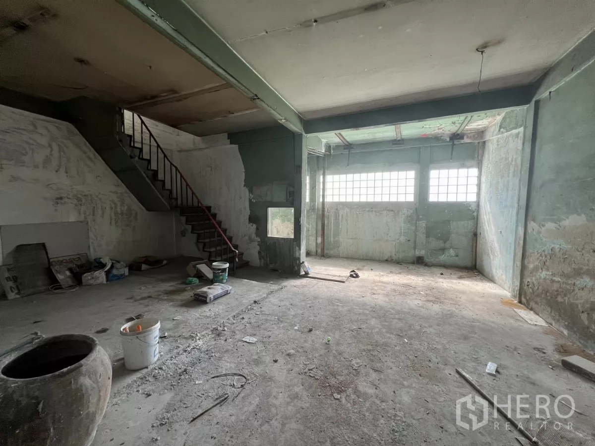 店屋 出售在Suan Luang, Bangkok - 一层毛坯空间，带楼梯与高窗，可按需二次装修。