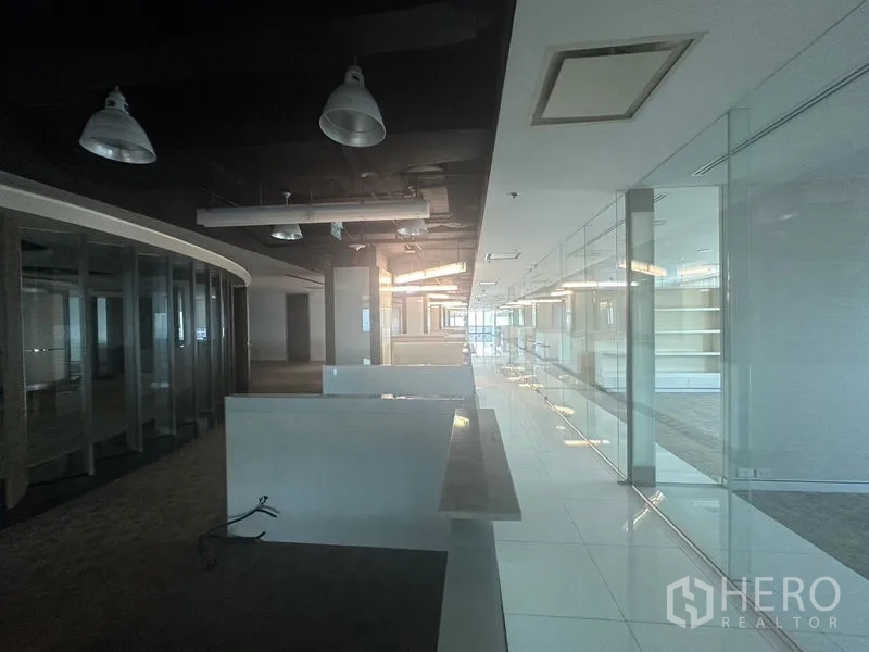 สำนักงาน ให้เช่าในKhlong Toei, Bangkok - โถงเพดานเปิดโทนเข้ม ทางเดินผนังกระจกและจุดทำงาน