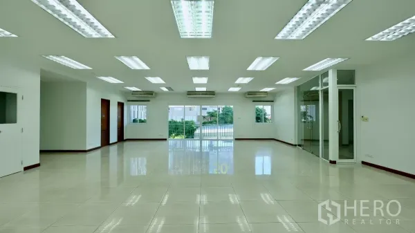 办公空间 出租 - 明亮开放式办公室，瓷砖地面、天花板LED灯、多台空调，玻璃会议室与通往阳台的推拉门。