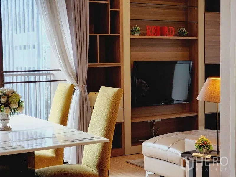 คอนโด ให้เช่าในBangkok - มุมรับประทานอาหารข้างชั้นทีวีบิวท์อินและผ้าม่านโปร่ง