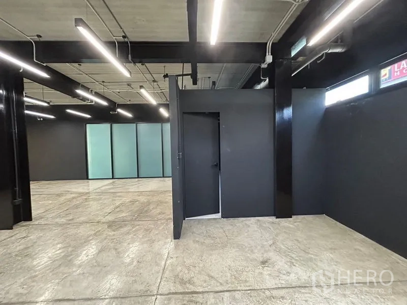 สำนักงาน ให้เช่าในChatuchak, Bangkok - พื้นที่ทำงานมีผนังกั้นกลาง ผนังกระจกฝ้า ไฟเส้นสมัยใหม่ และพื้นคอนกรีตขัดมัน