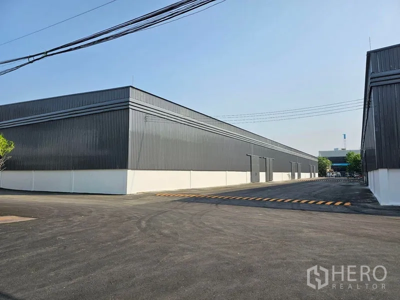 货栈 出租在Khlong Toei, Bangkok - 工业园区内的钢板外墙仓库与宽阔的沥青车道与装卸区。