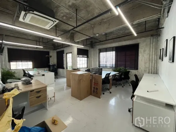 办公空间 出租在Khlong Toei, Bangkok - 开放式办公区的另一角度，LED灯带、工位与大窗一览。