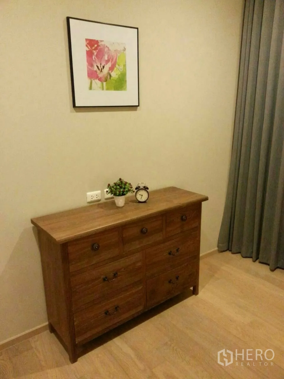 คอนโด ให้เช่าหรือขายในWatthana, Bangkok - ลิ้นชักไม้ในห้องนอน พร้อมภาพแขวนผนังและผ้าม่านยาวโทนสงบ