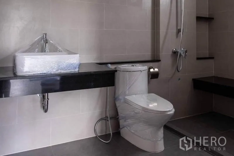 店屋 出租或出售在Lak Si, Bangkok - 现代浴室，带淋浴、坐便与长黑色台面。