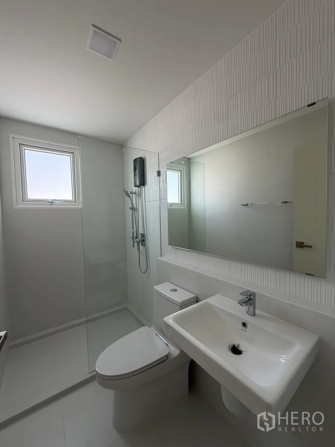 บ้าน ให้เช่าในBang Na, Bangkok - ห้องน้ำมินิมอล เดินเข้าอาบน้ำแบบกระจก และอ่างล้างหน้าแบบติดผนัง