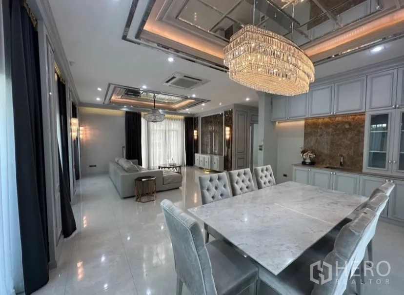 บ้านเดี่ยว for rent or sale in Prawet, Bangkok - ดีเทลห้องรับแขกหรู โคมคริสตัล ผนังหินอ่อนดำ และโต๊ะกลางทรงกลม